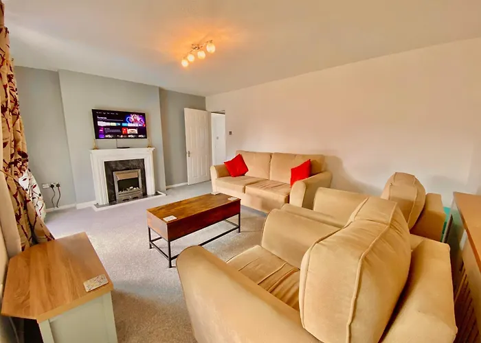 Family Home From Home, 3Br And Parking, Walkable Location - 14 Millers Close