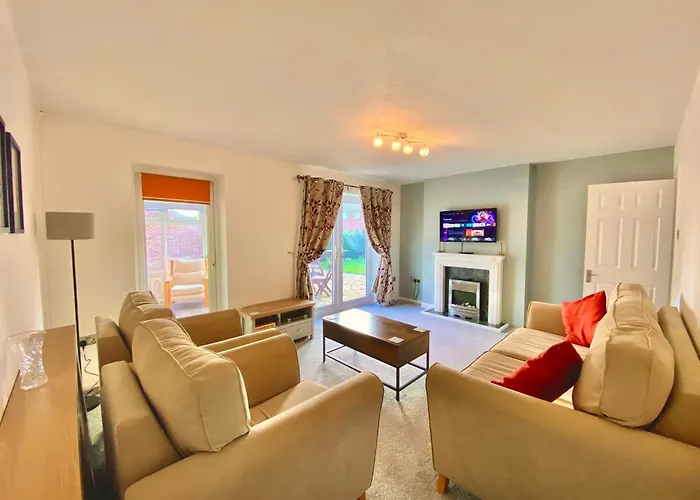 Family Home From Home, 3Br And Parking, Walkable Location - 14 Millers Close