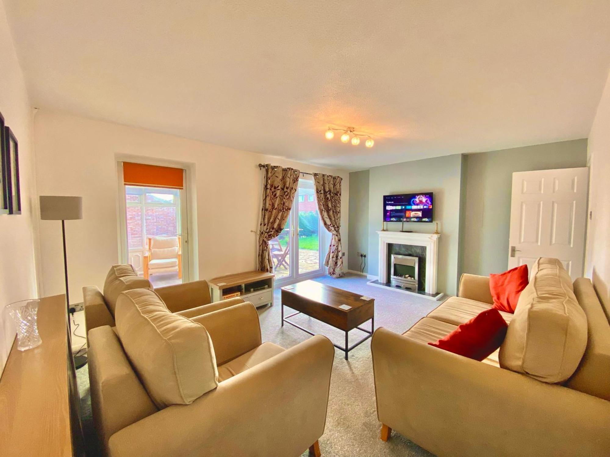 Family Home From Home, 3Br And Parking, Walkable Location - 14 Millers Close Holiday home Leominster