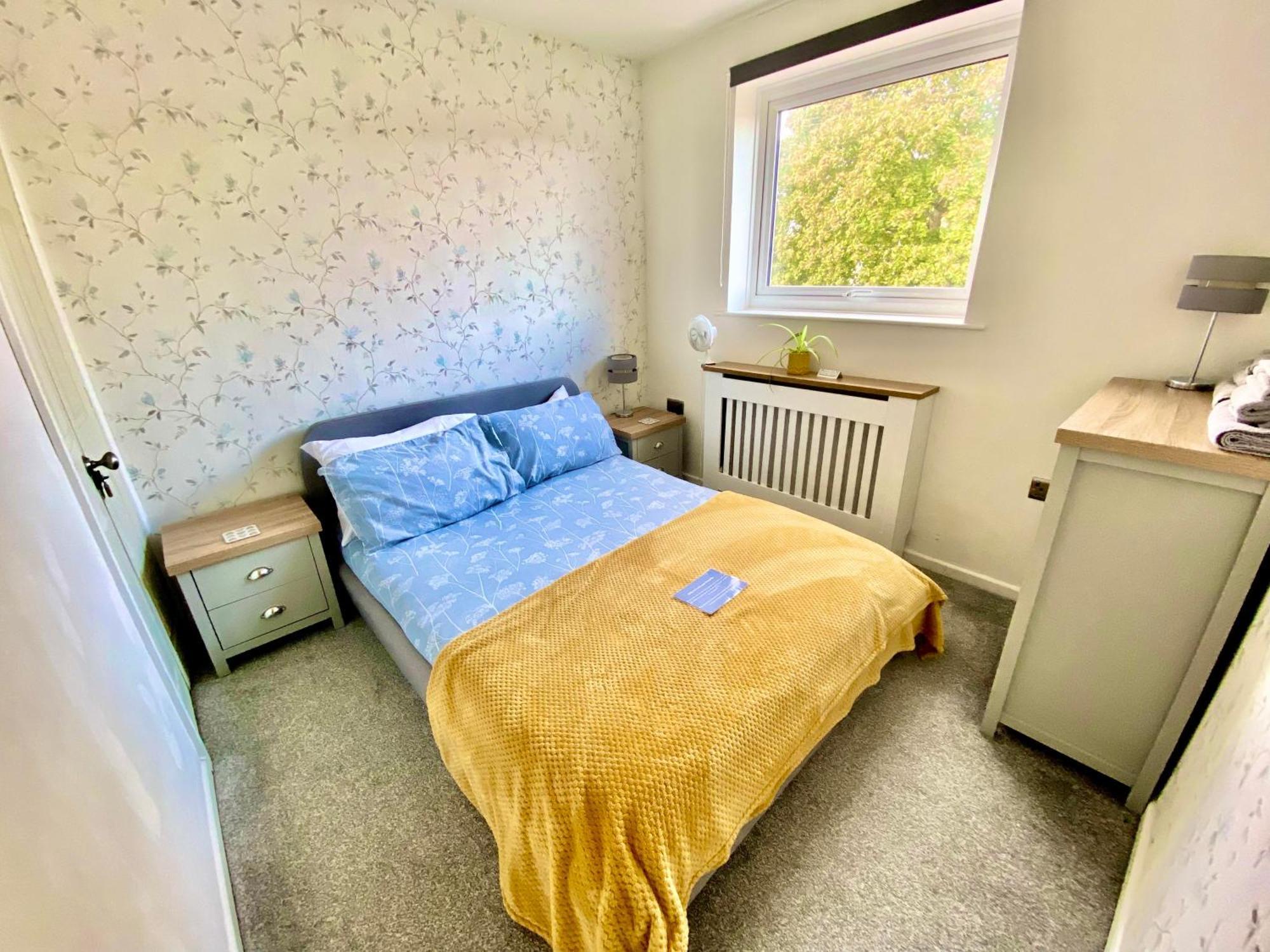 Family Home From Home, 3Br And Parking, Walkable Location - 14 Millers Close