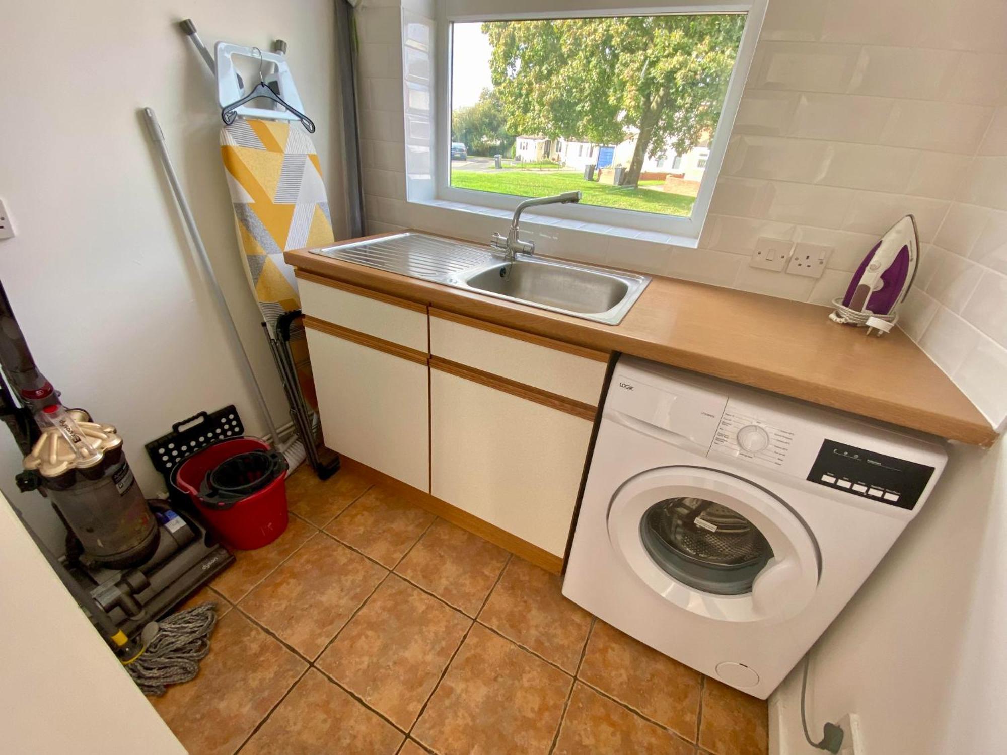3 Bed House, Parking, Near Town Centre - 14 Millers Close Леминстер