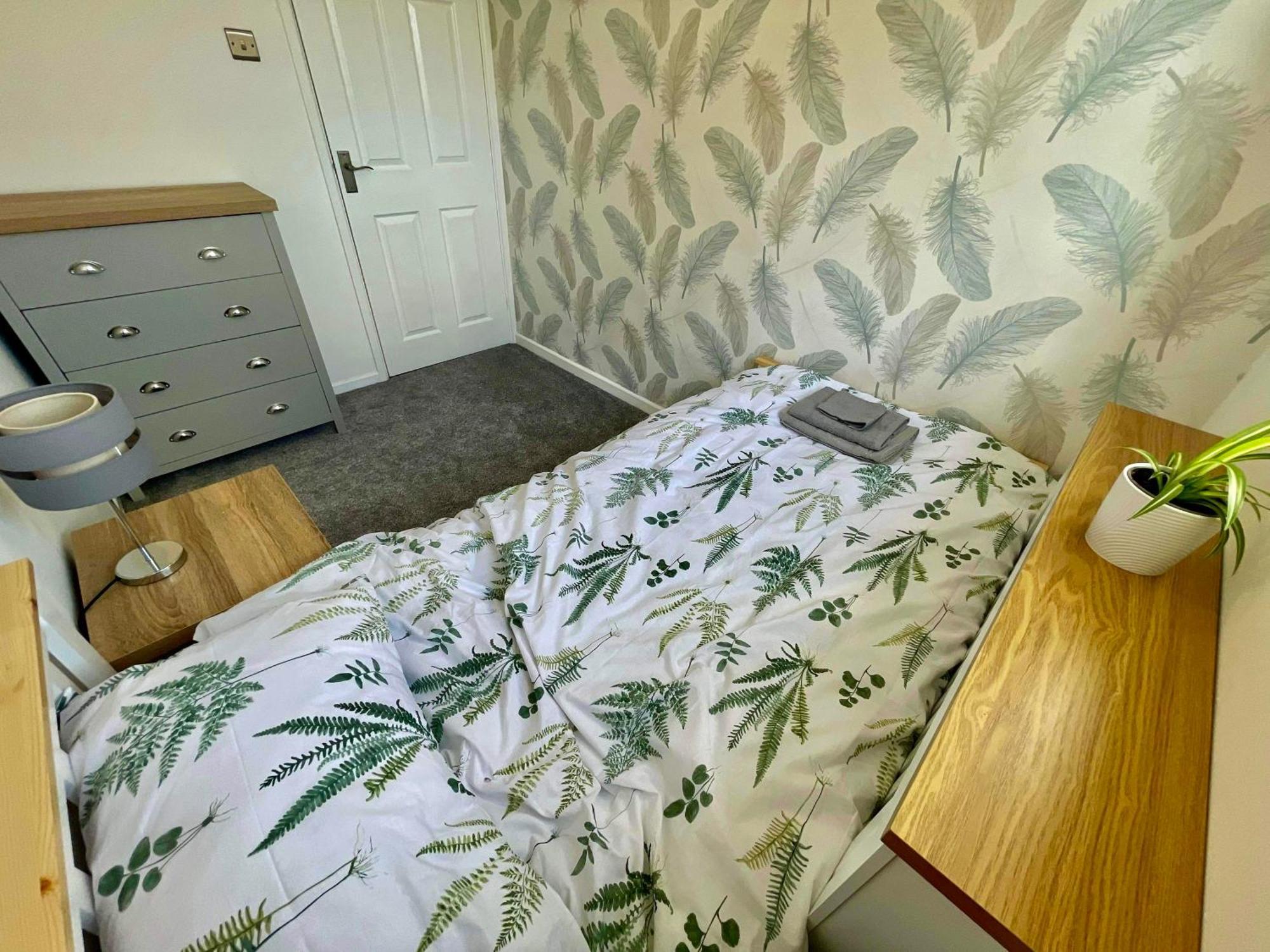 Family Home From Home, 3Br And Parking, Walkable Location - 14 Millers Close Holiday home *