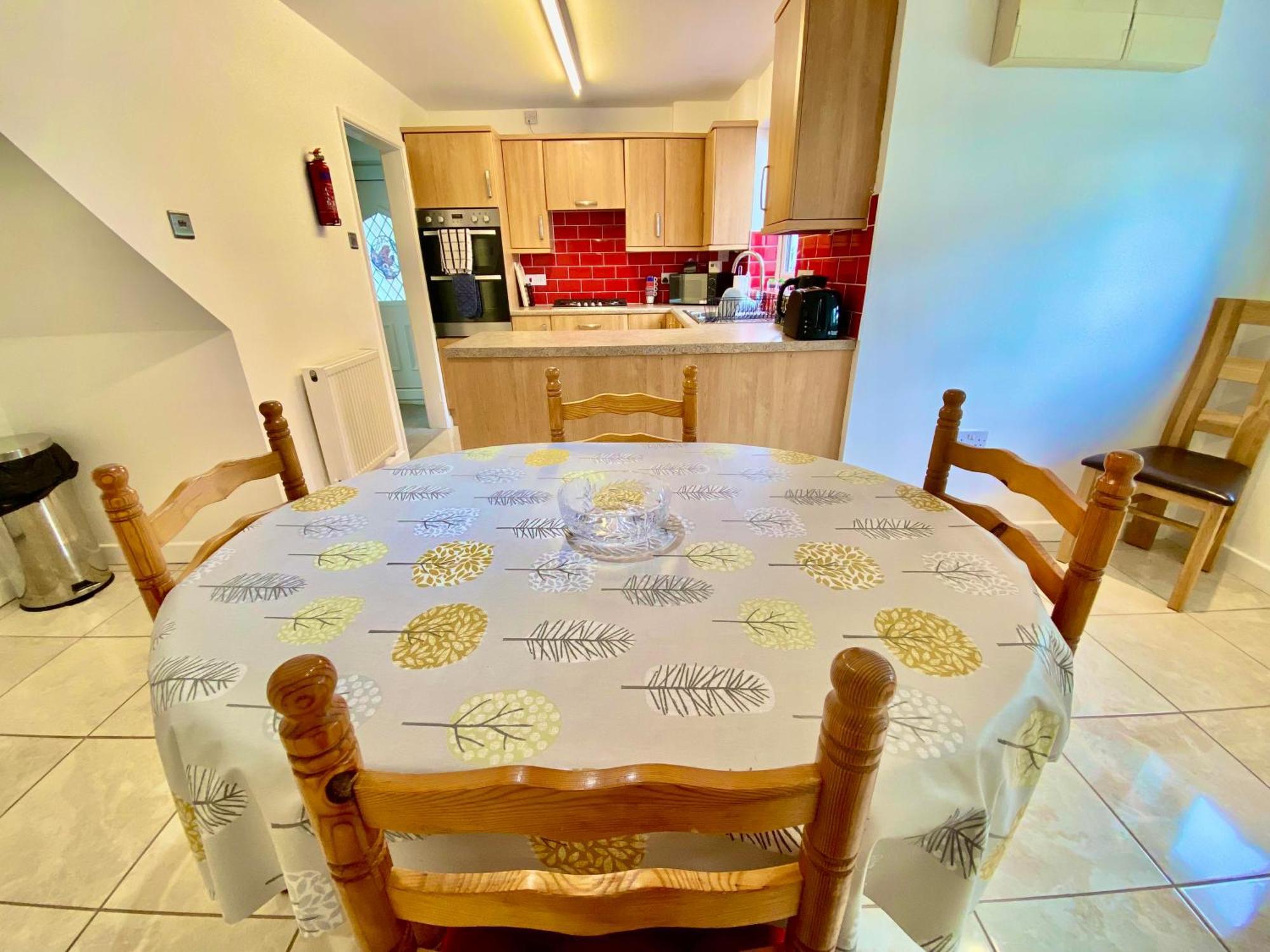 Family Home From Home, 3Br And Parking, Walkable Location - 14 Millers Close